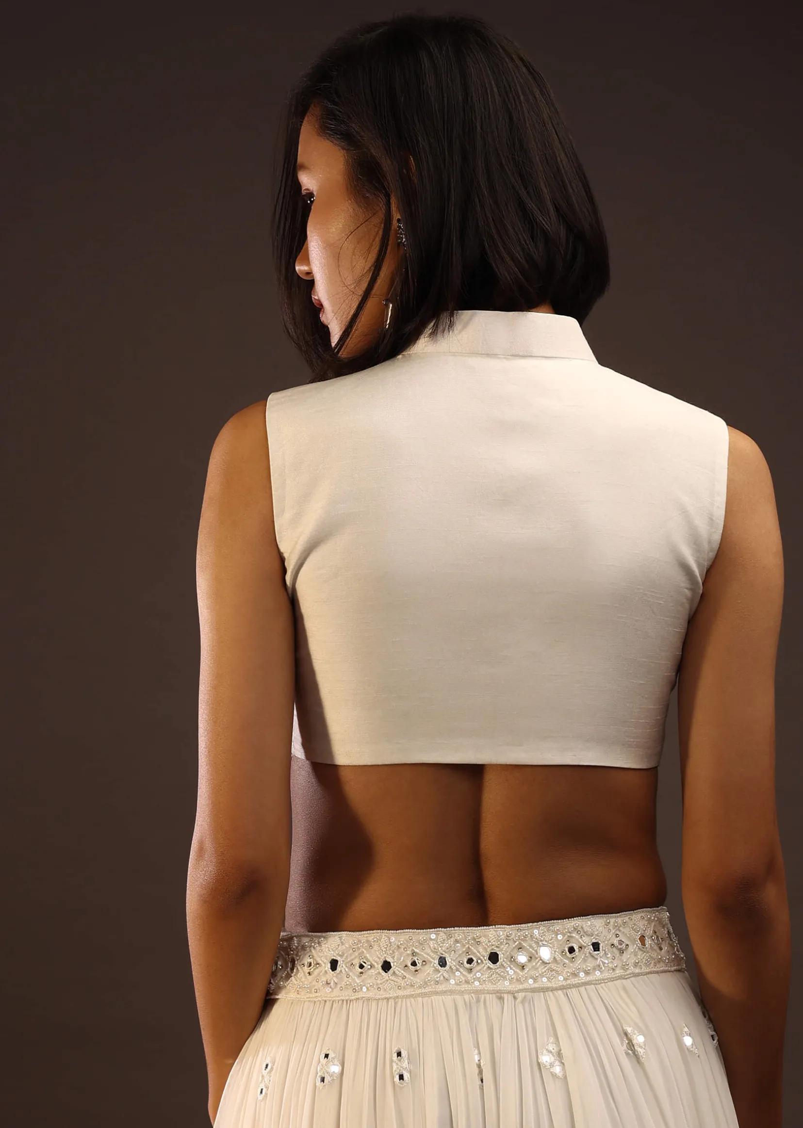Erget White Sleeveless Blouse With A Collar Neckline