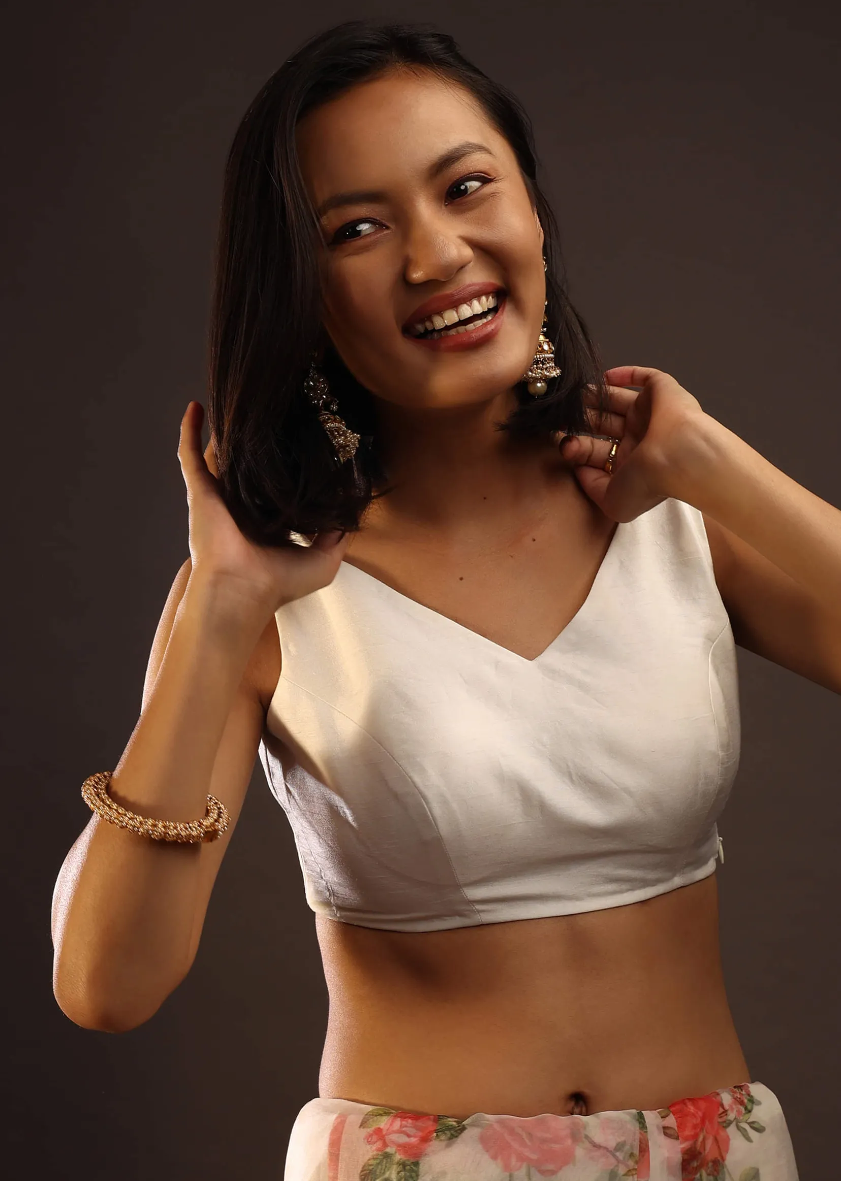 Erget White Sleeveless Blouse With A V Neckline Front And Back