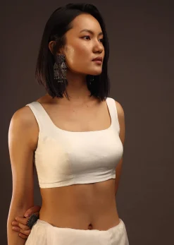 Erget White Sleeveless Blouse In Scooped Neckline