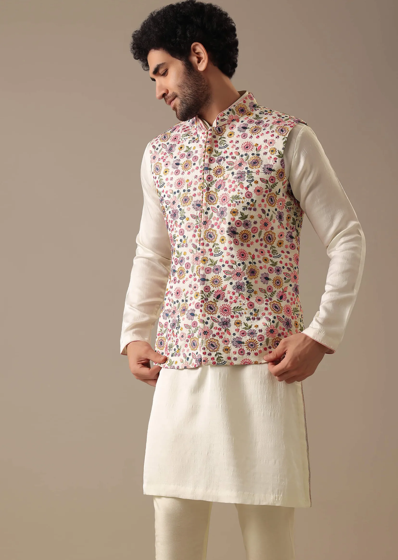 White Floral Bundi & Kurta Set In Silk