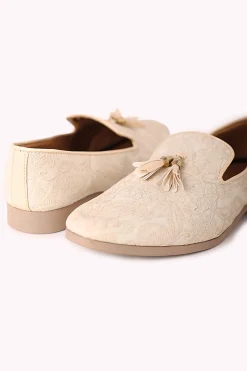 White Tassel Juttis