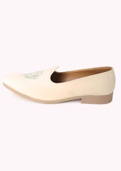 White Velvet Juttis